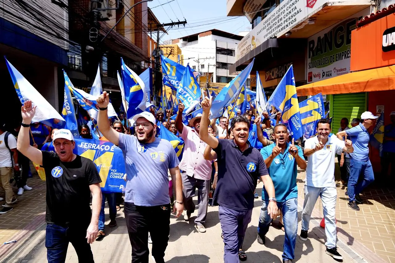 Ao lado do vice-governador, Ferraço realiza caminhada em Cachoeiro e recebe apoio da Torcida Jovem do Estrela do Norte